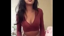 Garota indiana se masturbando com vibrador vermelho