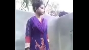 Деревенская девушка показывает молоко