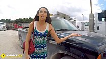 Roadside - Spicy Latina fickt einen großen Schwanz, um ihr Auto zu befreien