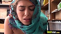 Une jolie fille musulmane dans un hijab se fait baiser dans un centre commercial sous vidéosurveillance