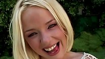 Missy Monroe a 19 ans, blonde et belle, elle gagne ses petits pour faire plaisir à nos hommes ... amusez-vous