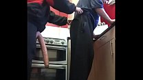Un mec bisexuel se filme en se faisant sodomiser un grand gode par une petite amie masquée dans la cuisine