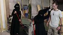 TOUR OF BOOTY - Mujer musulmana que barre el piso es notada por un soldado estadounidense cachondo