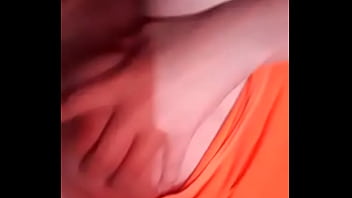Mon amie m'envoie une vidéo en train de caresser ses seins