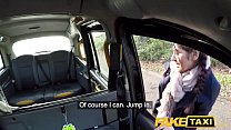 Falso Taxi, a garota britânica Sahara Knite dá uma grande garganta profunda no banco de trás