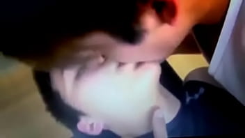 garotos asiáticos gostosos chupando língua e orelha, beijando