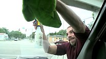 BAIT BUS - Johnny Parker va du nettoyage de fenêtres à la baise rapide