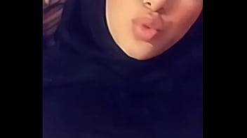 Menina muçulmana de Hijabi com peitos grandes faz um vídeo de selfie sexy