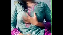 Unzufriedene INDIAN College Teen, die sich auf WEBCAM befriedigt! Super heiße Desi Girl zeigt große Brüste
