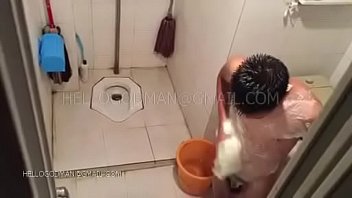 Erwachsener chinesischer Mann, der eine Dusche nimmt