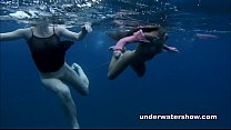 Nastya und Masha schwimmen nackt im Meer
