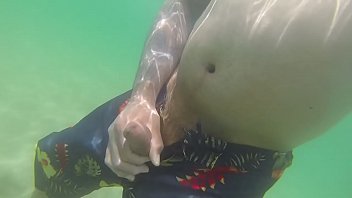 Masturbarse en el océano en Hawaii