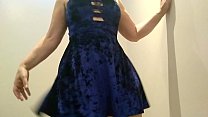 Dança sensual  de vestido azul  https://www.sheer.com/bigassblonde