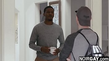 Un garçon blanc hétérosexuel suce une grosse bite noire pour 300 $ - sexe gay interracial