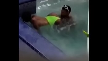 Dominicano na piscina