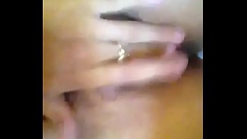 La nièce de Maître se masturbe avec deux doigts