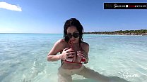 Kissa Sins enthüllt ihre neuen Brüste auf den Bahamas, während sie Johnny Sins Huge Dick lutscht