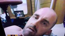 Горячий женатый австралийский мужик кончает себе в лицо перед камерой
