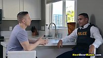 Latino gay poliziotto fa il suo boccino succhiare e scopare il suo cazzo