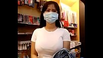 Siskaeee снимает бюстгальтер в книжном магазине