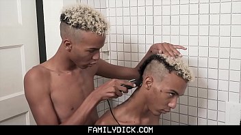 FamilyDick - Gêmeos idênticos gostosos se masturbando lado a lado