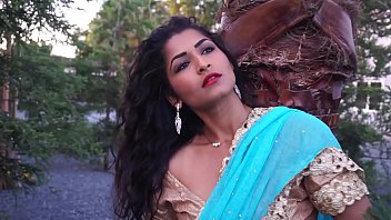 Desi Bhabi Maya Rati nella canzone hindi - Maya