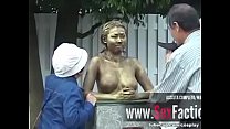 Sexe avec une statue