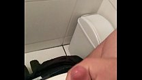 мастурбирует в ванной на работе