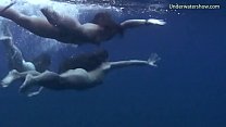 Filles sur Tenerife nageant nue