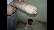 Junge indische Junge Masturbation Sperma nach dem Pissen in der Toilette