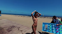 TRAVEL NUDE - Öffentliche Stranddusche mit der Russin Sasha Bikeyeva Gran Canaria Maspalomas