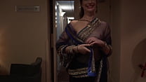 Une actrice indienne ose marcher nue dans un hôtel avec un regard transparent et une invitée la voir
