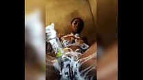 La Nigeria si masturba con una bottiglia grande mentre fa il bagno