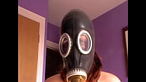 Minha escolta pervertida em sua máscara de gás
