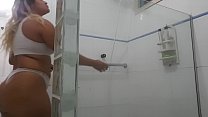 ネットに落ちた!!! 4人の才能のある黒人とセックスする準備をしているシャワーを浴びている私の妻!!!