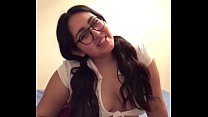 Mollige Latina masturbiert in einem Schulmädchen-Outfit