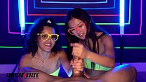 Boxxx в любительском видео - Lulu Chu и Ella Cruz дрочат неоновым светом