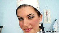 Enfermeira usando o uniforme da buceta Sandra, masturbando-se no ginecologista
