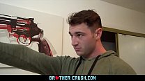 - Un garçon curieux fait punir son trou du cul après s'être fait prendre à jouer avec une arme à feu