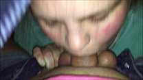 Verzweifeltes Teen schleicht ihren Freund in ihr Zimmer und lutscht dann seinen Schwanz unter der Decke, während die Eltern im Nebenzimmer das Sperma schlucken