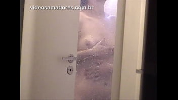Garota toma banho de porta aberta e é filmada pelada