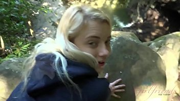 Blonde Teen wird gefickt und saugt Hahn in einem Wald (Riley Star)