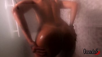 A estrela pornô brasileira Amanda Souza é pega de surpresa no banho