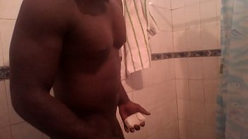 negro rico  desnudo bañandose