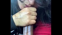 Latina lutscht einen Schwanz auf dem Vordersitz, während ihre Freundin aufzeichnet
