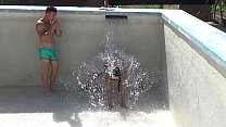 Due STEP fratelli iniziano a giocare a palle con l'acqua che riempie la loro piscina a Valencia