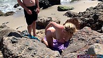 Сладострастная блондинка, загорающая обнаженной на пляже, трахает прохожего - Эрин Электра
