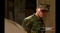 Soldados ficam com tesão e jogam jogos de sexo no banheiro do exército