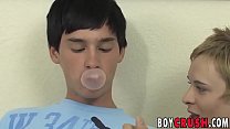 Un jeune gars chevauchant mâchant du chewing-gum avec son petit ami