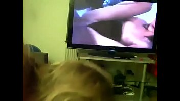 Ma belle-mère donne la tête à son beau-fils pendant qu'il regarde du porno